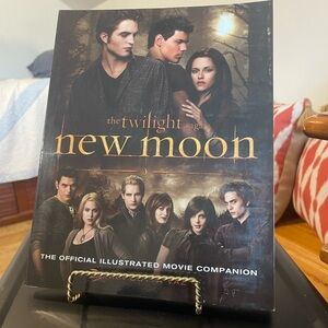 Twilight New Moon The Official Illustrated Movie Companion Book